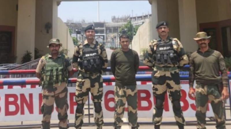 Pakistan sent back the BSF jawan Pk Sahu to India news in hindi Pakistan sent back the BSF jawan Pk Sahu to India news in hindi