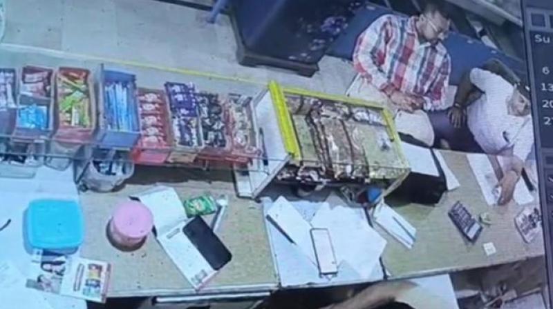 Fake fire officer caught taking bribe in Khamano news in hindi Fake fire officer caught taking bribe in Khamano news in hindi