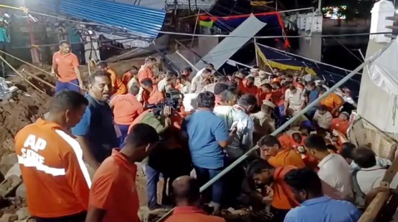 Andhra Pradesh Simhachalam temple wall collapse, 8 people died news in hindi Andhra Pradesh Simhachalam temple wall collapse, 8 people died news in hindi