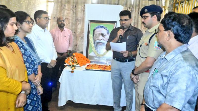 A condolence meeting was organized at Dishom Guru Shibu Soren news in hindi