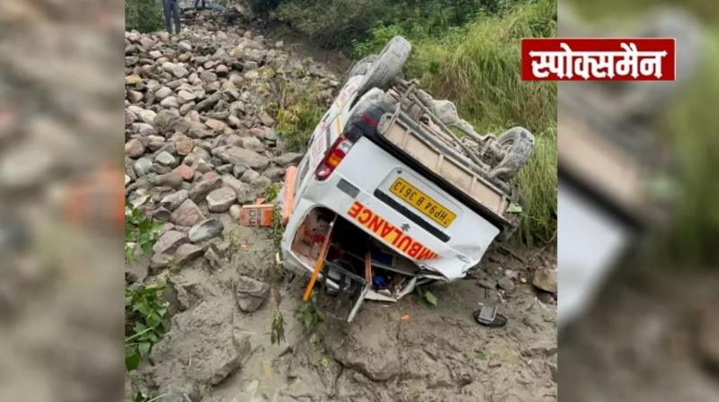 Ambulance falls into ditch on Hoshiarpur-Dharamshala highway, 3 people killed, 2 seriously injured news in hindi