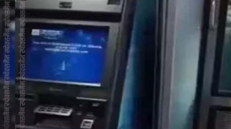 first time in India, Central Railway installed ATM in train news in hindi