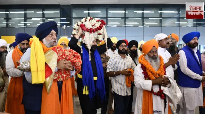 The holy form of Guru Granth Sahib and Guru Ji's weapons reached Patna News in hindi 