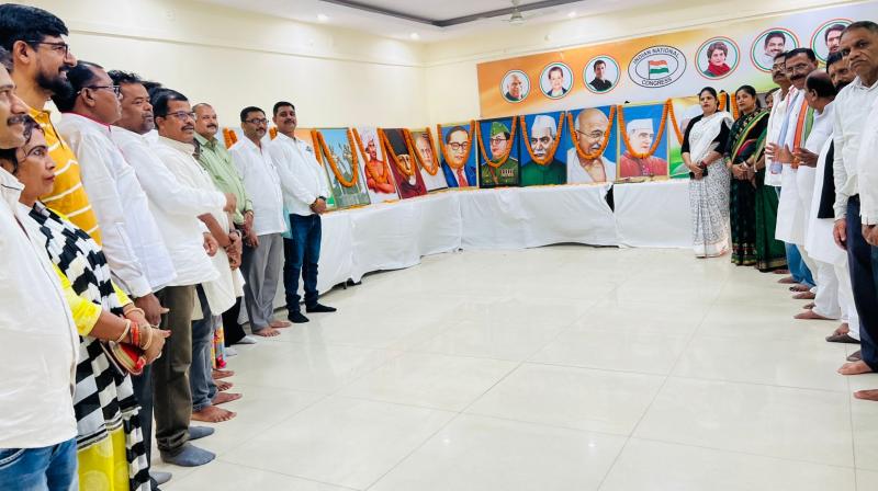 Jharkhand News: On Revolution Day occasion, leaders remembered freedom fighters by garlanding the pictures of martyrs