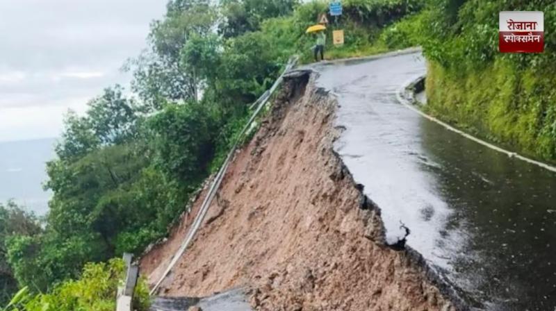 Landslides and floods wreak havoc in Darjeeling news in hindi 