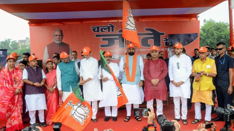 BJP Seva Pakhwada, 'Chalo Jeete Hain' Seva Rath departed, Dilip Jaiswal flagged off news in hindi