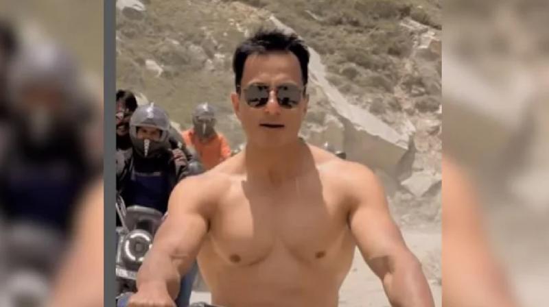 Sonu Sood rode a bike without helmet in the mountains, Himachal Police reacted news In hindi Sonu Sood rode a bike without helmet in the mountains, Himachal Police reacted news In hindi