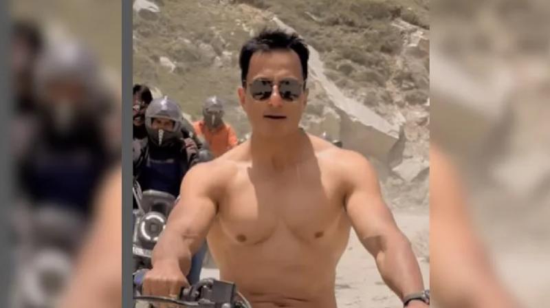 Sonu Sood's reply on viral video, said safety comes first news in hindi Sonu Sood's reply on viral video, said safety comes first news in hindi