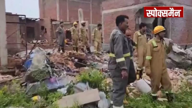 Explosion in a firecracker factory in Lucknow destroys the building, 2 people killed, 5 injured news in hindi 