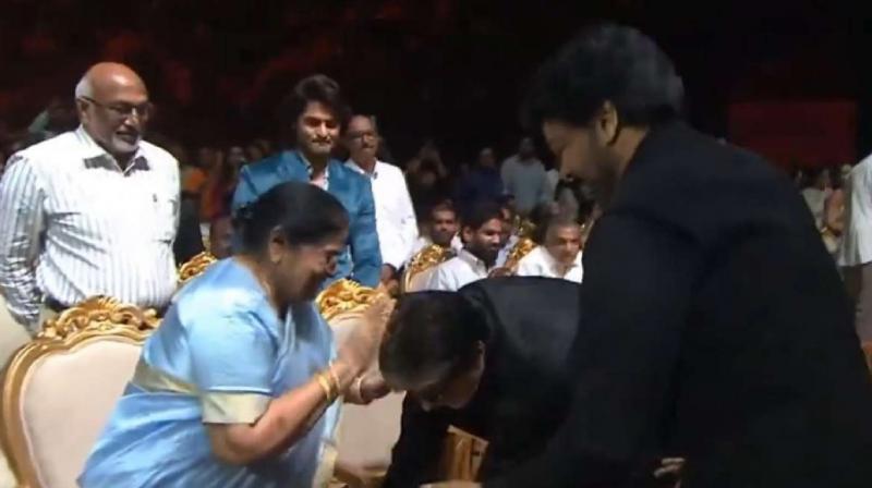 Amitabh Bachchan touched the feet of Chiranjeevi mother news in hindi