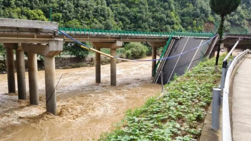 Rain havoc in China, 11 people died due to bridge collapse news in hindi