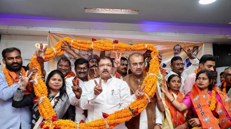Famous folk singer Swati Mishra father Rajesh Mishra joined BJP news in hindi Famous folk singer Swati Mishra father Rajesh Mishra joined BJP news in hindi