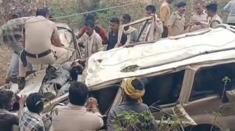 car falls into river Madhya Pradesh from bridge Eight killed news in hindi