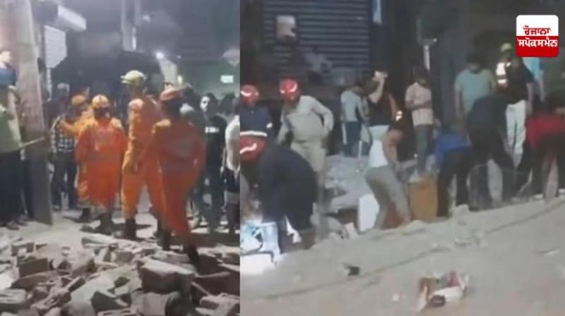 Four people died in building collapse in Delhi Mustafabad news in hindi
