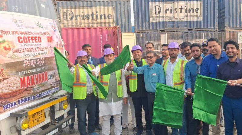 माननीय कृषि मंत्री ने हरी झंडी दिखाकर 5 टन मिथिला मखाना रवाना किया