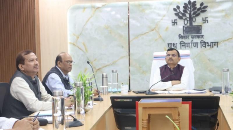 पथ निर्माण विभाग के सचिव श्री पंकज कुमार पाल वीडियो कॉन्फ्रेसिंग से उक्त बैठक में शामिल हुए