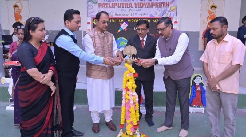 बेऊर स्थित विद्यालय 'पाटलिपुत्र विद्यापीठ' में, 'विज्ञान-दिवस' पर आयोजित विज्ञान-प्रदर्शनी का अवलोकन