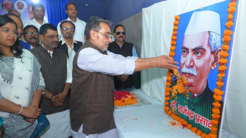 श्री उपेन्द्र कुशवाहा ने देशरत्न डॉ० राजेन्द्र प्रसाद जी की तस्वीर पर पुष्प अर्पित कर श्रद्धांजलि दी