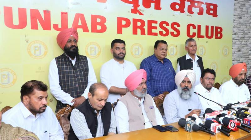 पत्रकारों को संबोधित करते हुए परगट सिंह