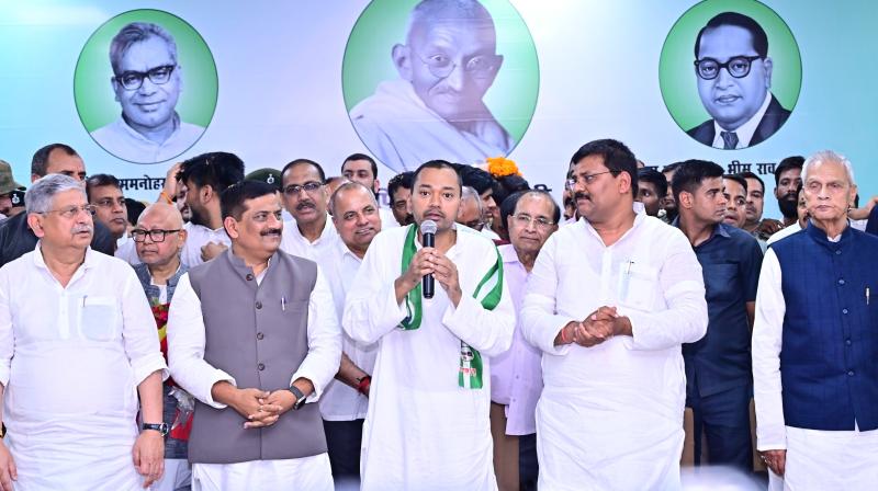 पार्टी के राष्ट्रीय कार्यकारी अध्यक्ष सह  राज्यसभा सांसद  संजय कुमार झा ने उन्हें सदस्यता पर्ची प्रदान कर औपचारिक रूप से पार्टी की सदस्यता दिलाई।