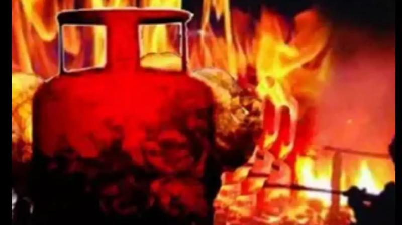  Bengal gas explosion 7 people including four children died News In Hindi