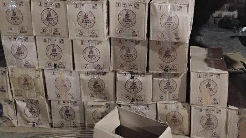 Mini factory of fake foreign liquor busted in Pindrajora news in hindi