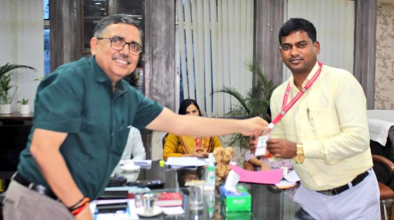 The Deputy Commissioner distributed identity cards among the officials news in hindi