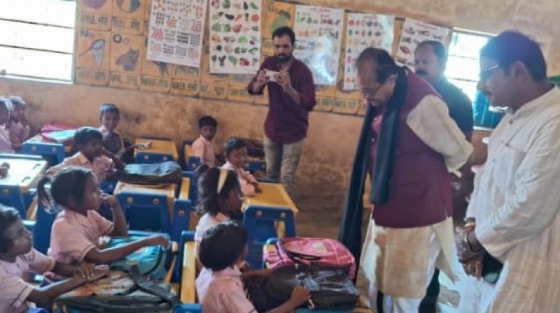 Finance Minister Radhakrishna Kishore reached the Naxal-affected area Jhumra news in hindi Finance Minister Radhakrishna Kishore reached the Naxal-affected area Jhumra news in hindi