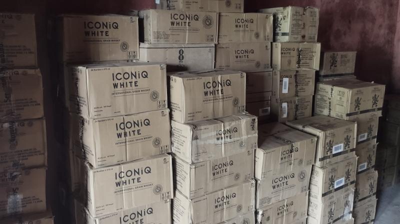 excise department team recovered huge amount illegal foreign liquor from a house news in hindi