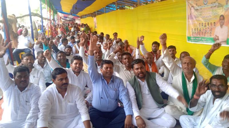 Fishermen staged a sit-in protest against the anti-fisherman policy Prayag Sahni news in hindi