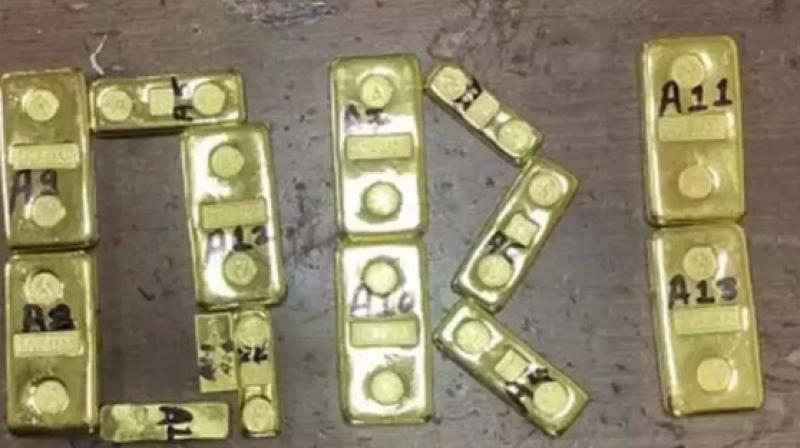 Passenger smuggled gold worth Rs 6.3 crore hidden in shoes news in hindi