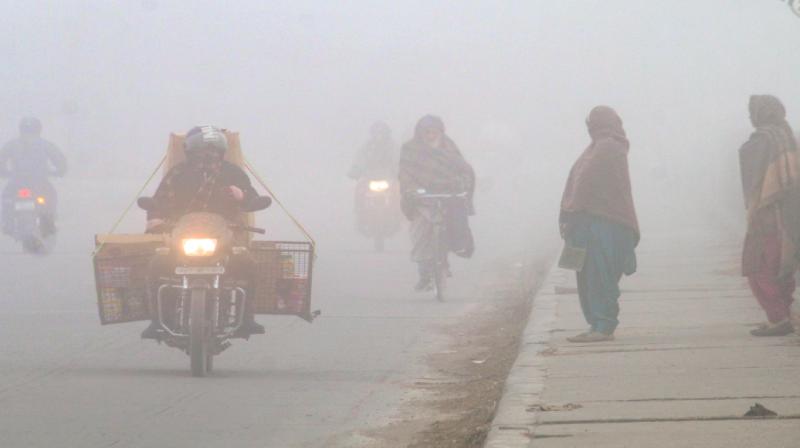 Delhi weather Fog alert Chance of heavy rain today News In Hindi