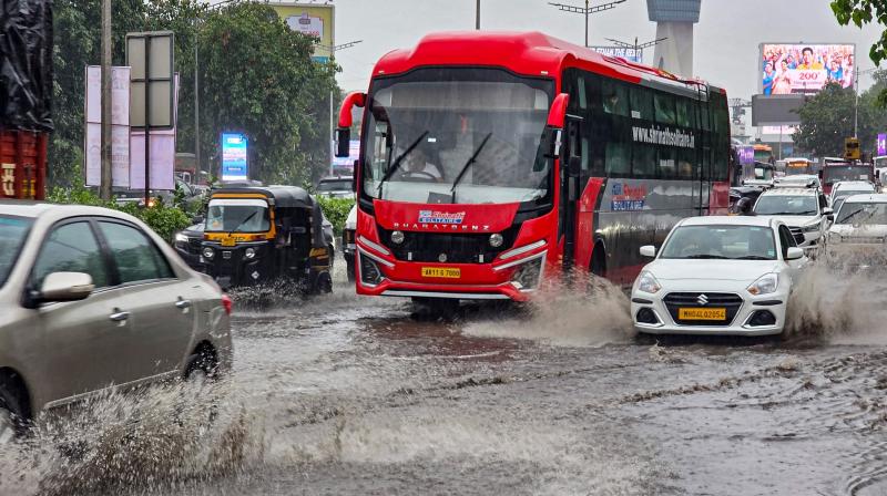 Rain in Mumbai disrupts life, trains, flights affected news in hindi