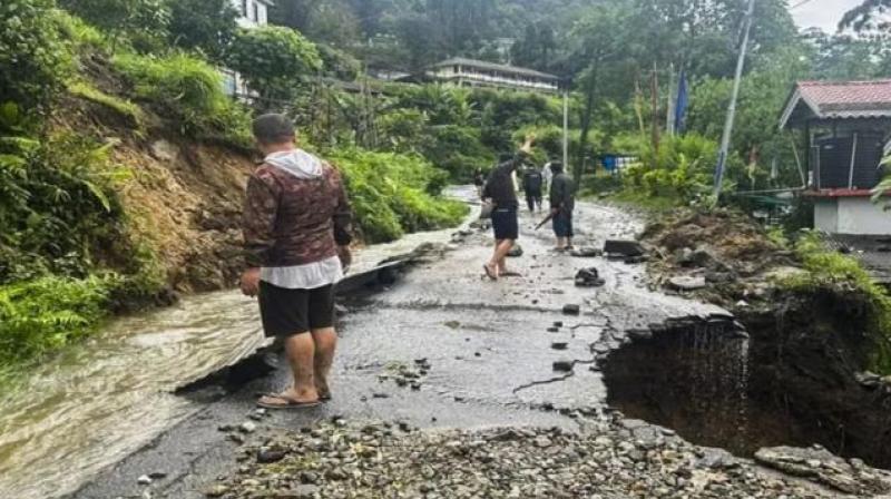 Landslide due to heavy rains in Sikkim, over 1,000 tourists stranded news in hindi