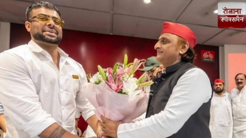Former Chief Minister Akhilesh Yadav honored singer Mankirt Aulakh news in hindi 