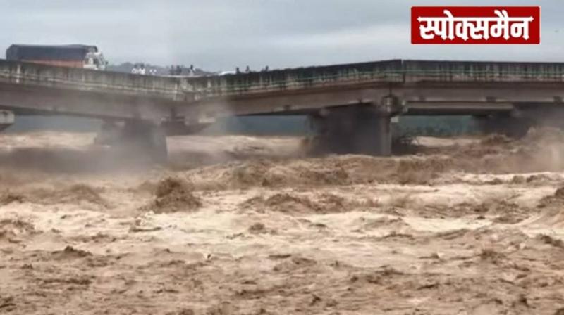 Bridge on Jammu-Pathankot highway damaged due to heavy rain news in hindi