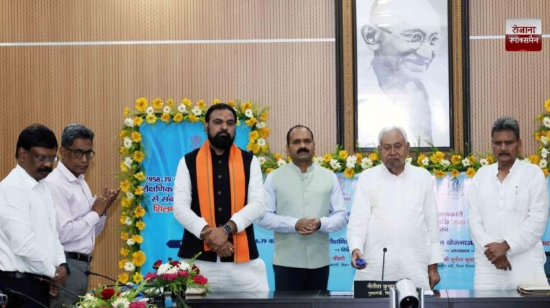 CM Nitish Kumar transferred Rs 2,920 crore to the bank accounts of students through DBT news in hindi 