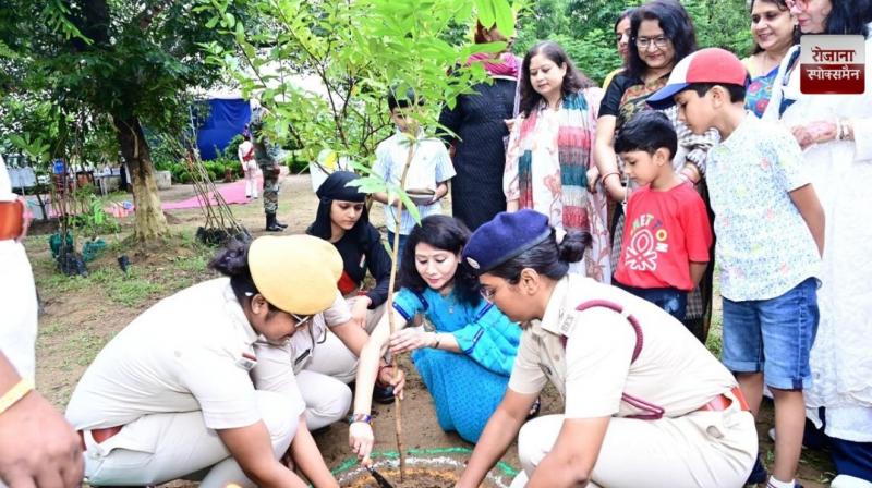 IPS Wives Association planted trees on the occasion of Vriksha Mahotsav news in hindi 