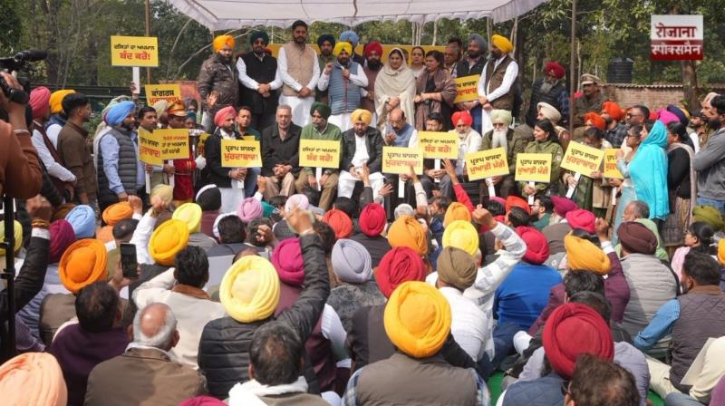 AAP stages massive protest against Congress for mocking Dalits and the working class