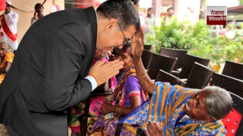 The Deputy Commissioner again showed humanity and visited the old age home news in hindi 
