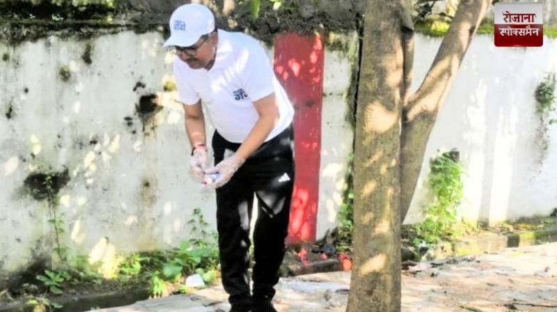 Don't let the dirt remain outside or in your mind, respect the sanitation workers - bow your head: DC 