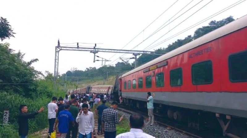 Agartala Lokmanya Tilak Express Derailed breaking news In Hindi