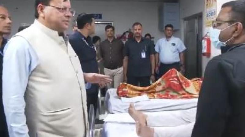 CM Dhami met the patients admitted due to food poisoning News In Hindi CM Dhami met the patients admitted due to food poisoning News In Hindi