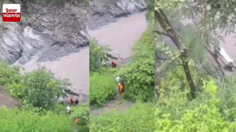 Car fell 200 feet down in Ravi river near Chamba, Himachal Pradesh news in hindi