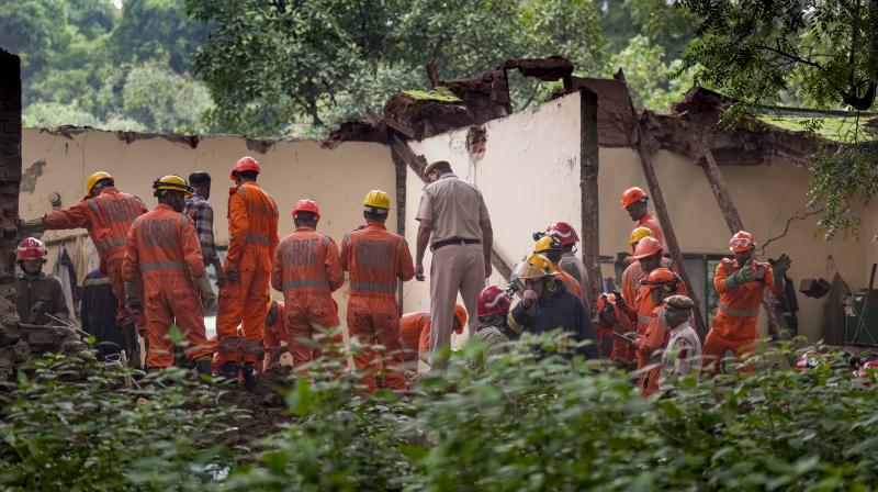 Roof of Humayun Tomb Dargah collapsed, 11 people rescued news in hindi