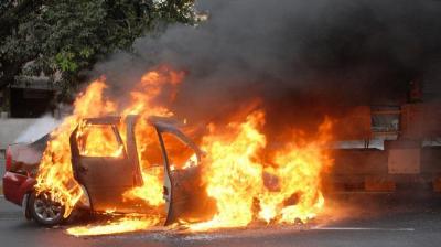 A sudden fire broke out in a car parked outside the society in Noida (सांकेतिक फोटो)