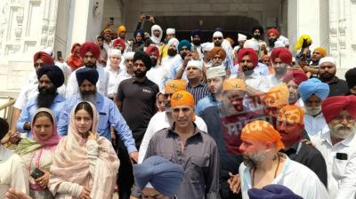 Akshay Kumar, Ananya Panday pay obeisance at Sachkhand Sri Harmandir Sahib news in hindi