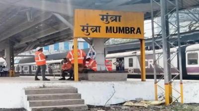 Passengers fell from Mumbai Local Train Accident in Thane, five died Maharashtra news in hindi