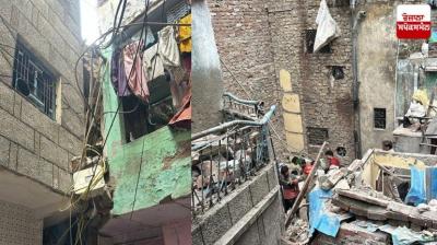 An old house collapsed in Delhi, many people trapped news in hindi