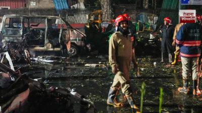 Pulwama doctor believed to be occupant in exploding car news in hindi